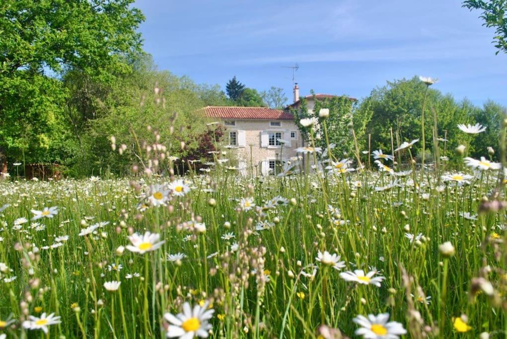 Moulin Sous La Vergne Nanteuil-en-Vallée Екстериор снимка